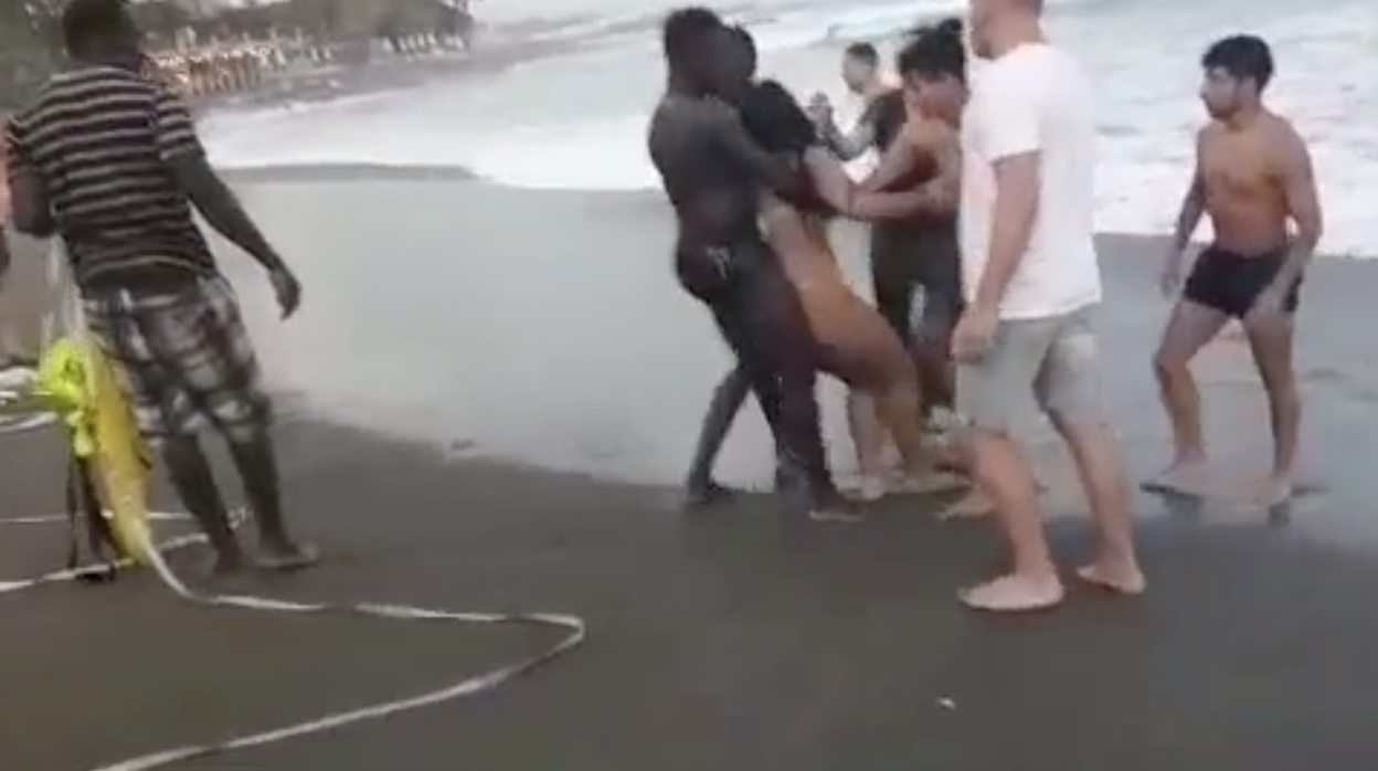 Momento del rescate en el que ya llevan a la chica a la arena