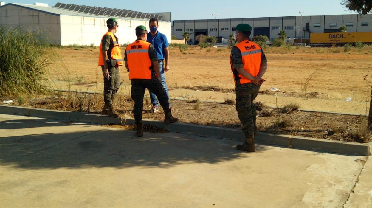 Un grupo de inmigrantes en los asentamientos de Lepe (Huelva)