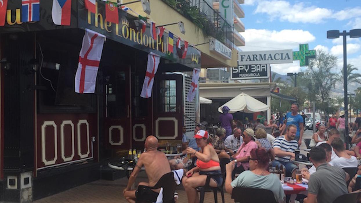 Británicos concentrados en un establecimiento de Fuengirola durante un partido de Inglaterra