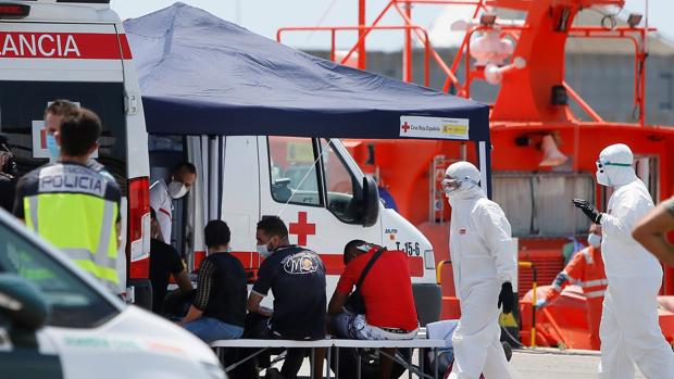 Se dan a la fuga siete inmigrantes en cuarentena en Granada, uno de ellos con coronavirus