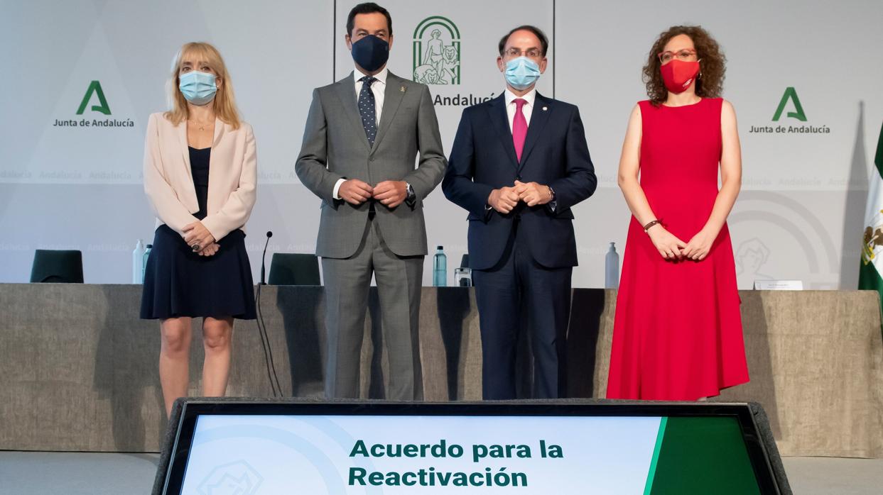 El presidente de la Junta de Andalucía, Juanma Moreno, con los responsables de la CEA, UGT y CCOO