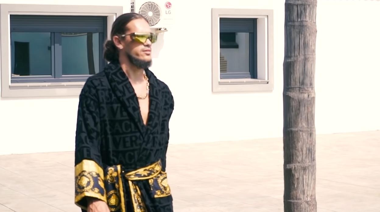 Canelita, con una prenda de Versace, durante el videoclip rodado en la casa del Pantoja