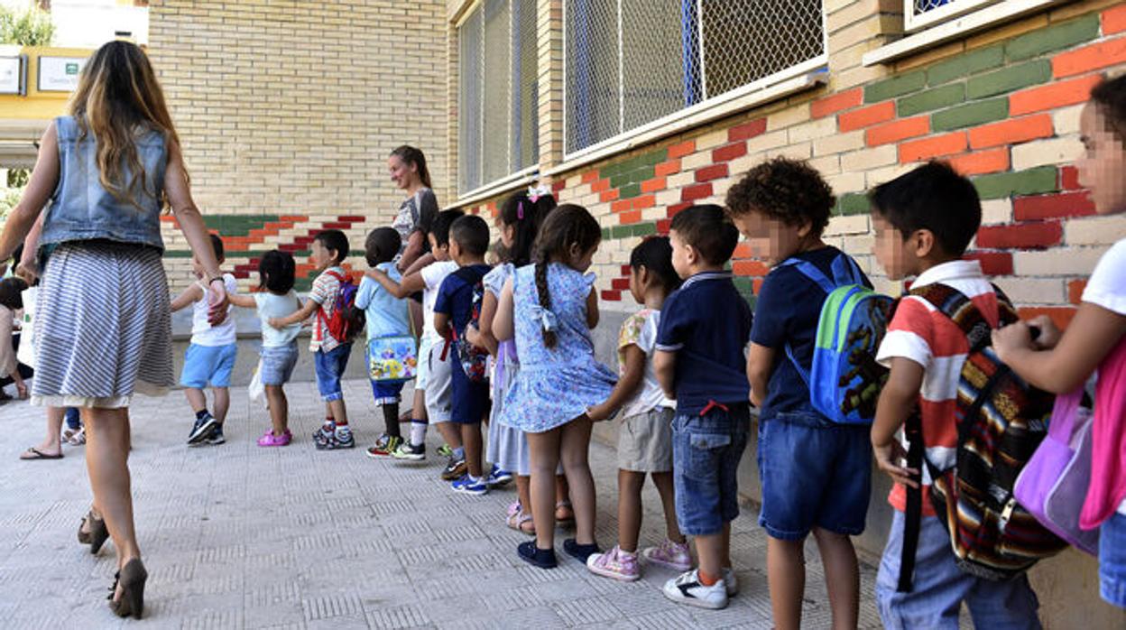Alumnos de un colegio a la puerta del mismo
