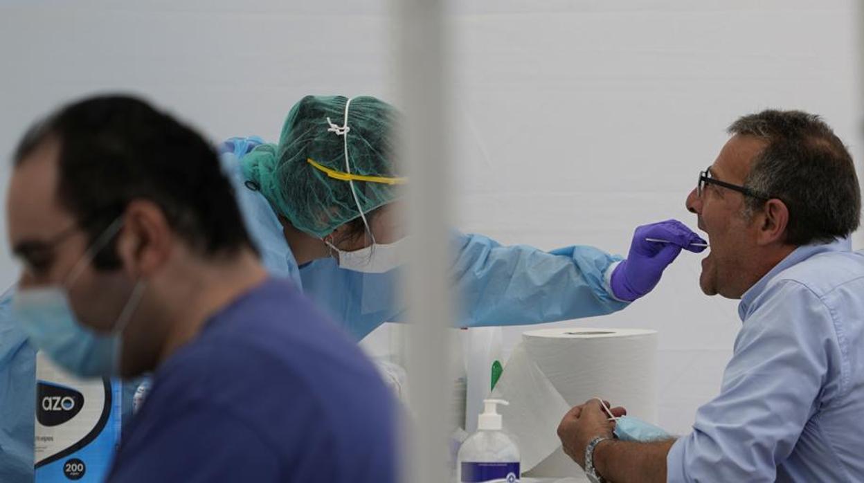 Un paciente realizándose la prueba del coronavirus en Córdoba