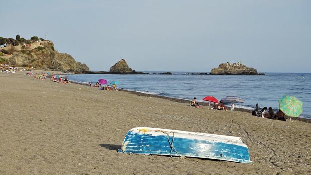 Cierran seis playas en Granada por superar el aforo permitido por las normas contra el coronavirus