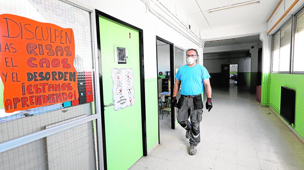 Un operario de mantenimiento en el interior de un colegio de Córdoba durante la pandemia