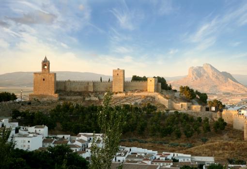 La Alcazaba de Antequera con la Peña de los Enamorados al fondo