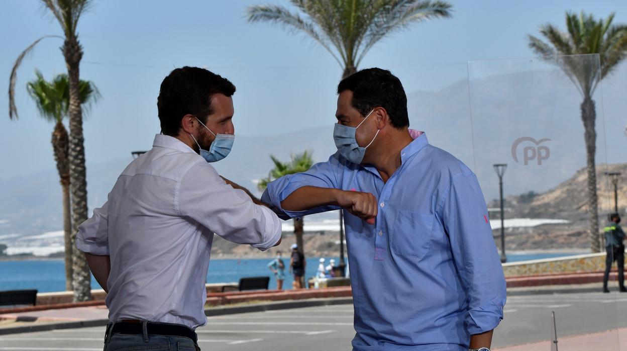 El presidente andaluz, Juanma Moreno, saluda al presidente del PP, Pablo Casado durante la clausura de un acto del PP en la localidad almeriense de Balanegra