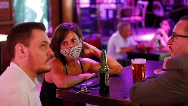 Nuevas restricciones en Andalucía: diez personas juntas como máximo en terrazas y cierre de bares de copas