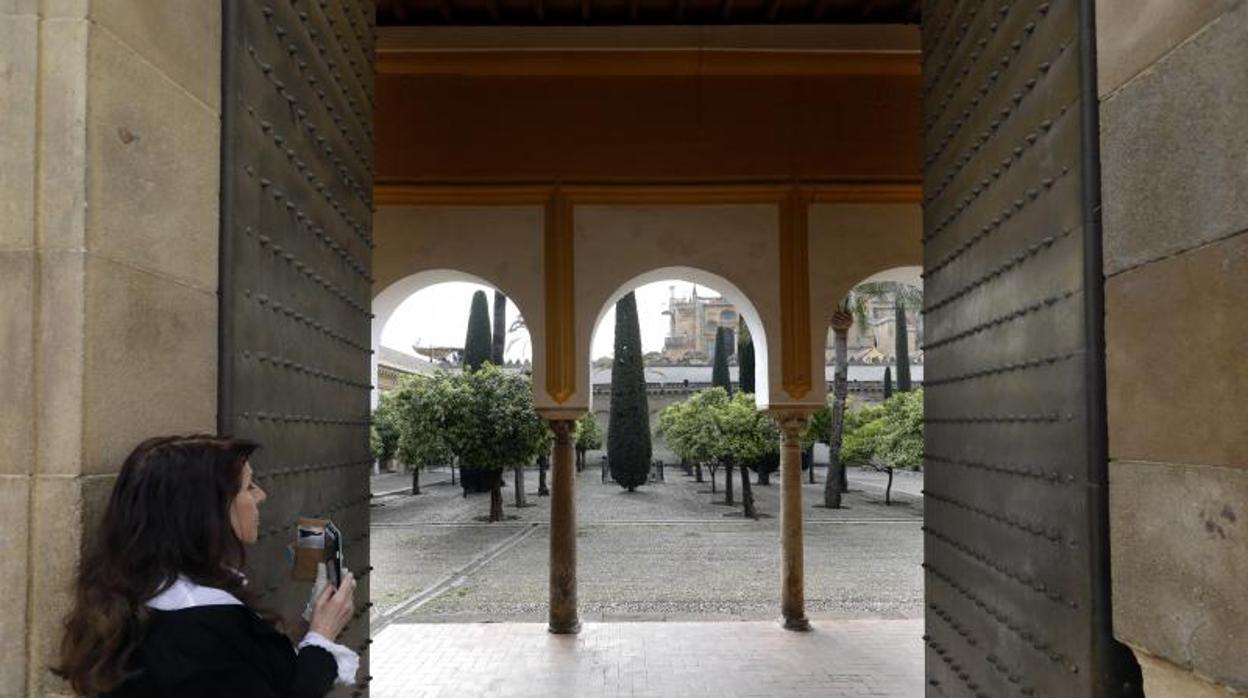 Una turista en el Patio de los Naranjos dos días antes de decretarse el estado de alarma