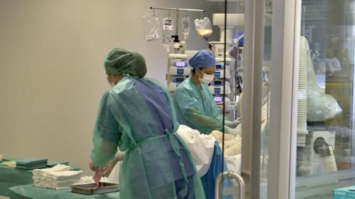 Dos sanitarias en la UCI de un hospital sevillano