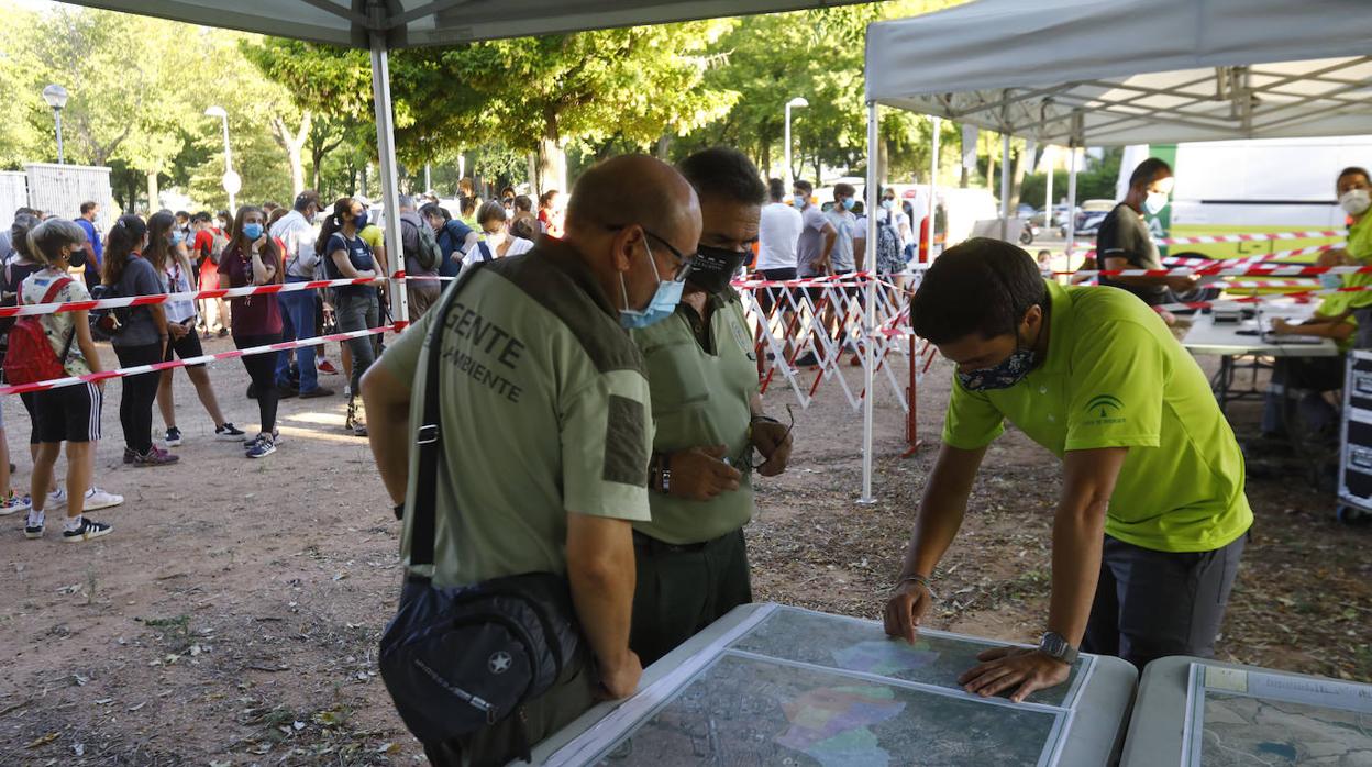 Agentes de Medio Ambiente atienden a las explicaciones