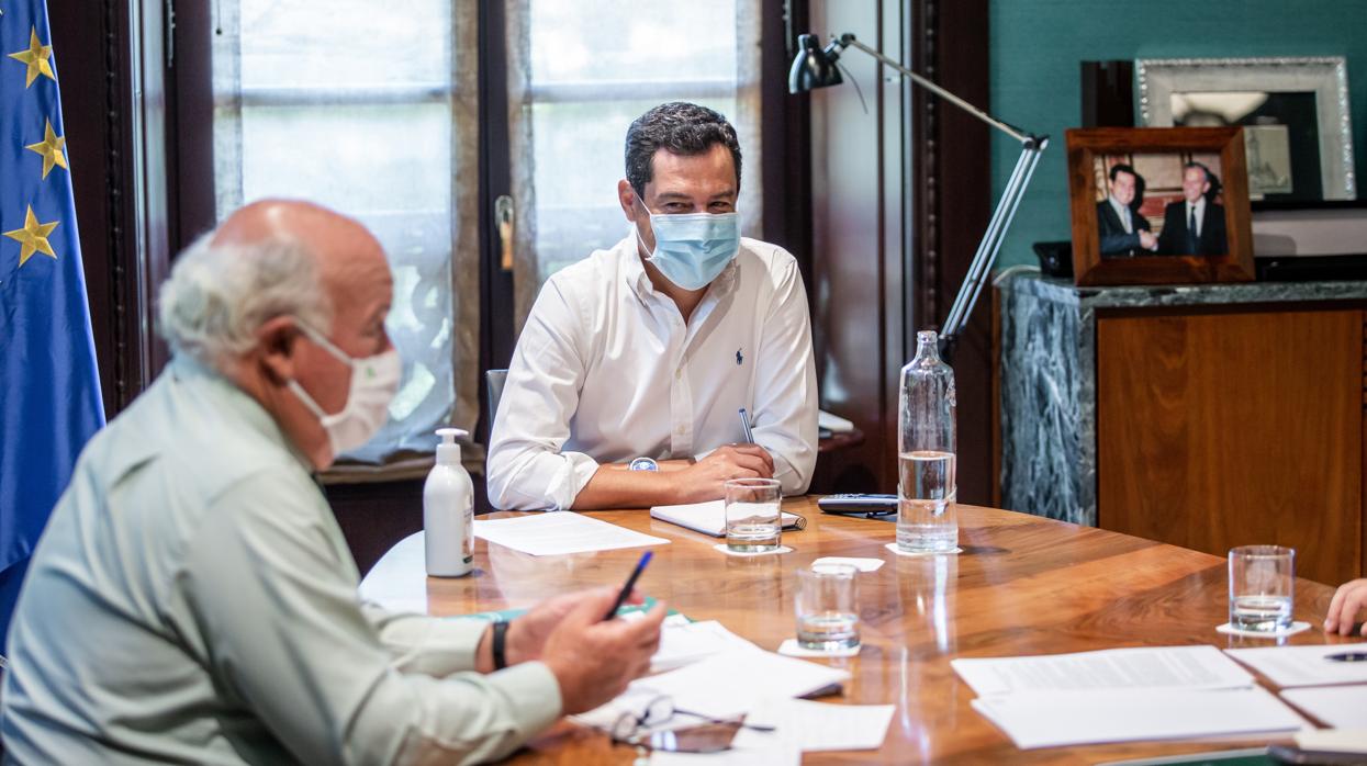 Jesús Aguirre, consejero de Salud y Familia, junto al presidente de la Junta de Andalucía