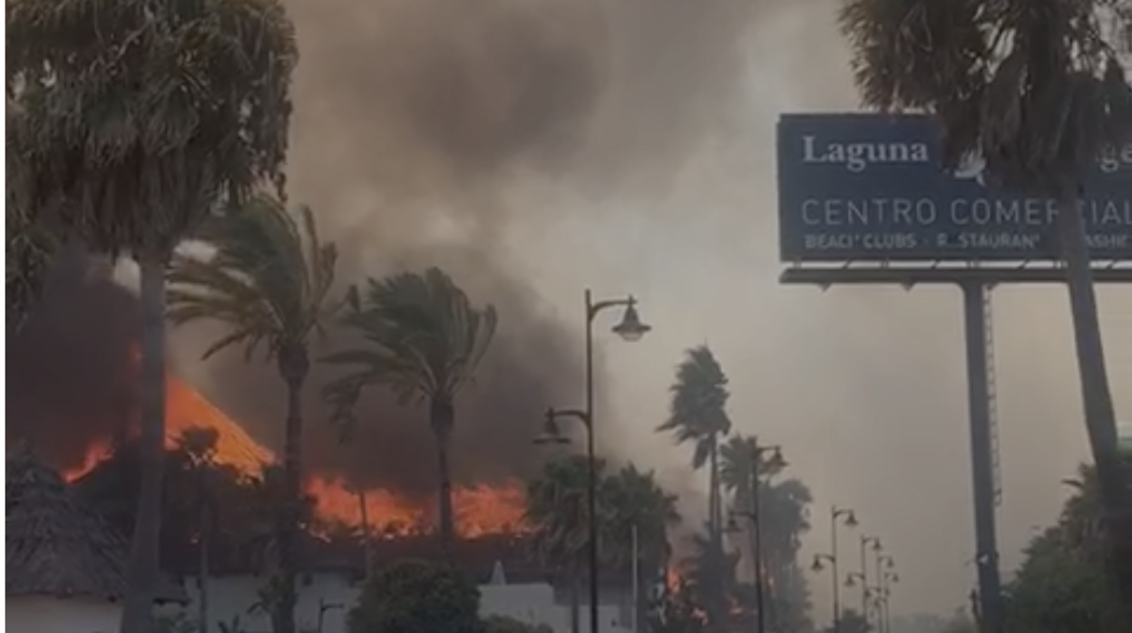 Centro comercial ardiendo en Estepona