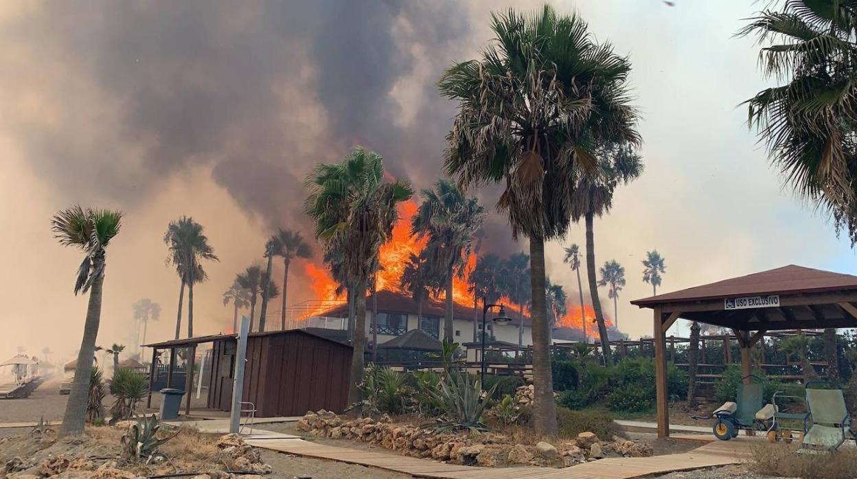 Instalaciones del PuraBeach ardiendo