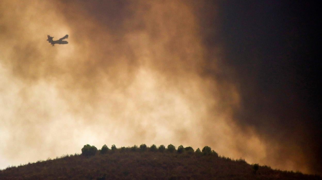 Una avioneta se dirige a un foco del incendio