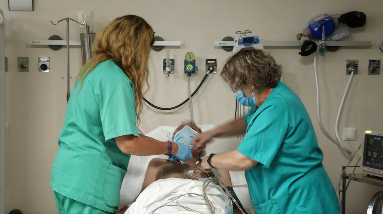 Sanitarias del Reina Sofía tratan a un paciente en Urgencias