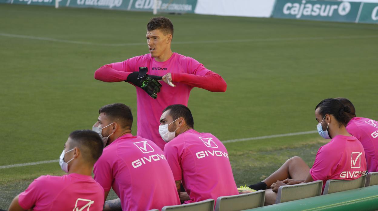 Una agencia de representación del portero Isaac Becerra, que se quita el guante, es uno de los acreedores