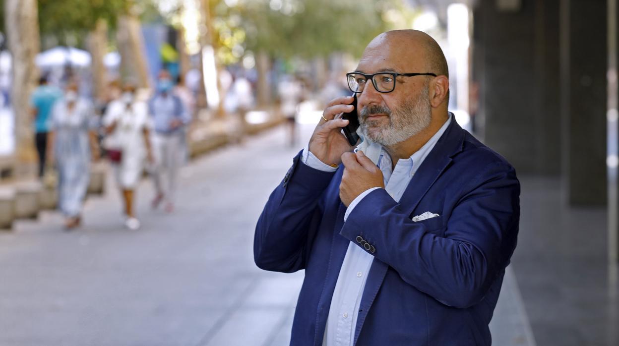 El líder Vox en Córdoba, Alejandro Hernández, en el Bulevar de Gran Capitán