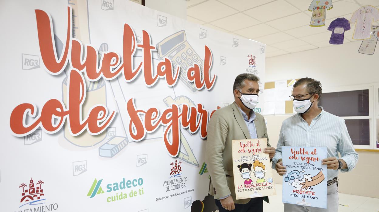 Los concejales Torrejimeno y Dorado, este miércoles en el colegio Salvador Vinuesa