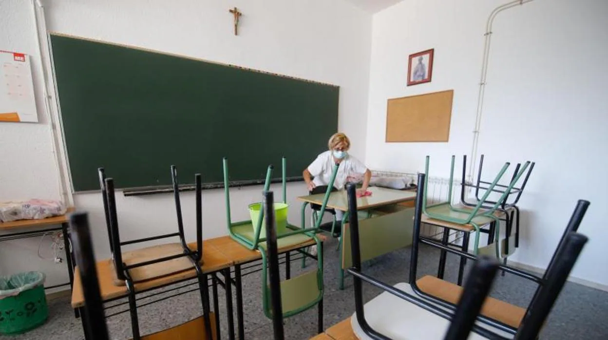 Limpieza de un aula en el colegio Jesús Nazareno la semana pasada