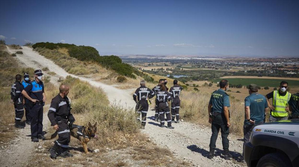 Agentes del dispositivo de búsqueda encima de una corta, el pasado miércoles