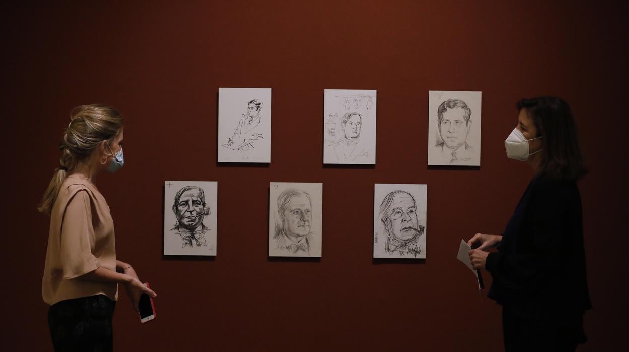 Dos visitantes en la sala Vimcorsa, donde el domingo se clausura la muestra de Gómez de la Serna