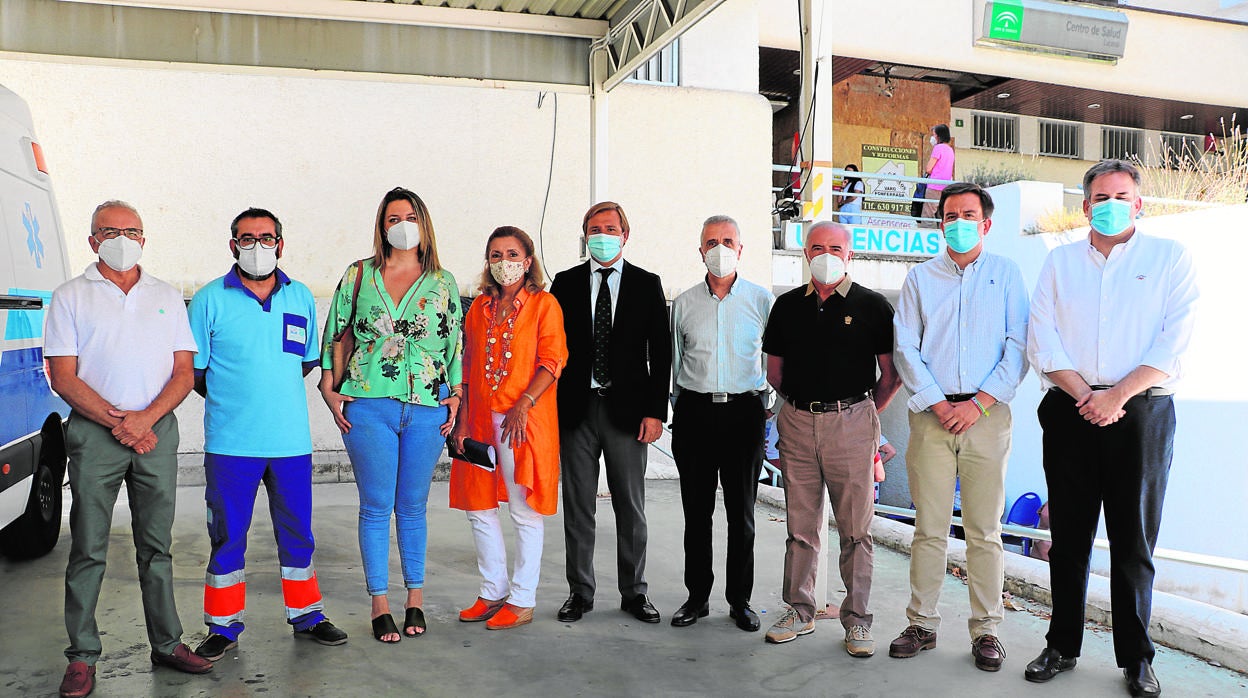 Autoridades médicas y políticas en la visita al centro de salud Lucena I