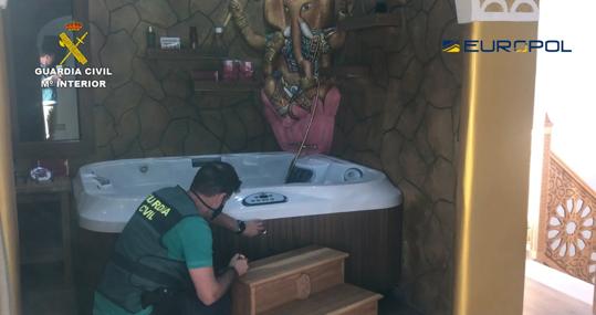 Imagen del jacuzzi que había en uno de los dormitorios de la casa