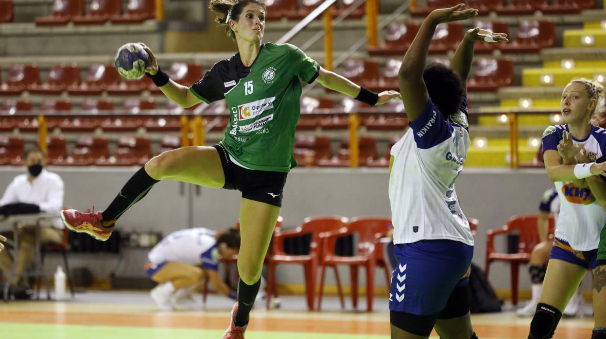 Agus López lanza a portería, el viernes, en el primer partido de liga ante el Granollers