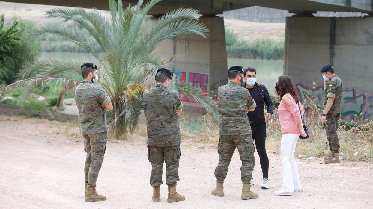Efectivos de la BRI durante los rastreos en el Guadalquivir