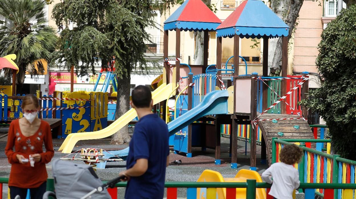 Parque infantil clausurado en la localidad cordobesa de Lucena