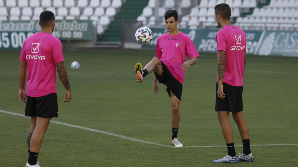 Luismi juguetea con el balón en un entrenamiento en El Arcángel