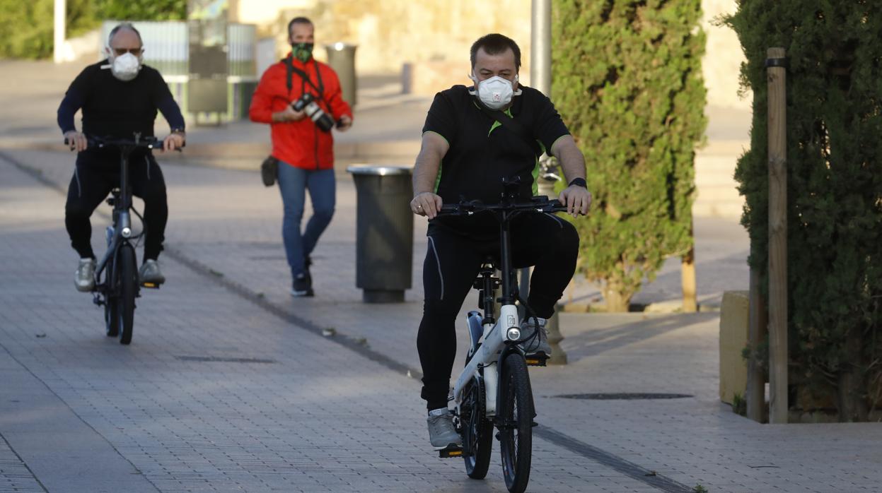 Dos ciclistas por una calle peatonal de Córdoba