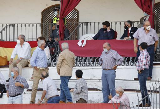 El presidente del festejo con los pañuelos blancos
