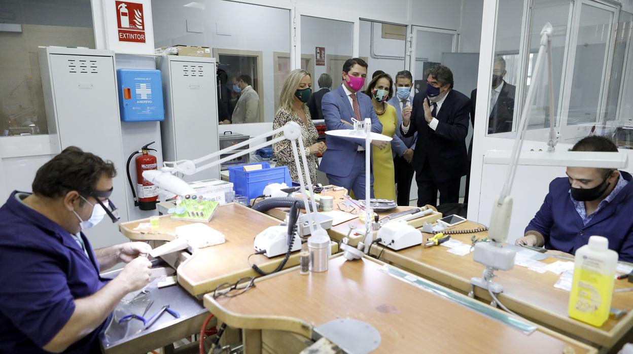 El CEO de Facet muestra al alcalde de Córdoba el trabajo en la nueva fábrica