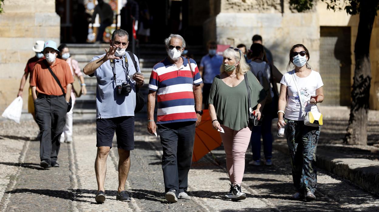 Turistas en el Patio de los Naranjos de la Mezquita-Catedral de Córdoba