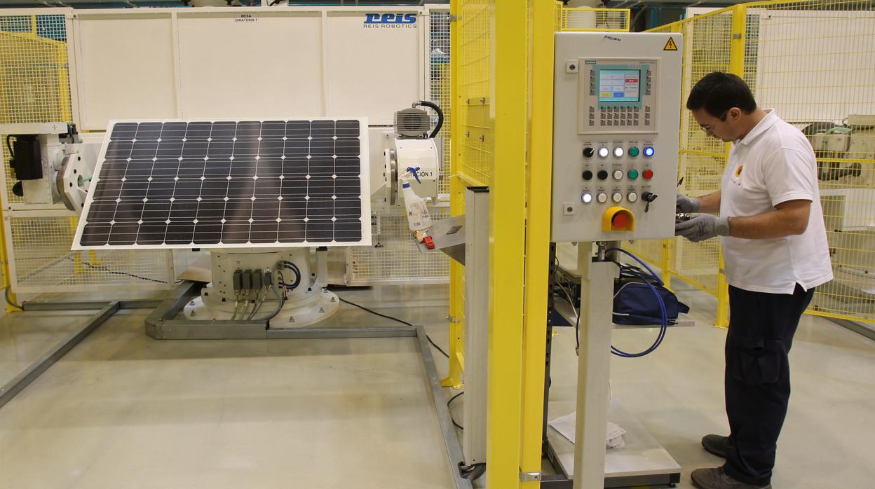 Un operario en la fábrica malagueña de placas solares de Isofotón, cerrada en enero de 2014