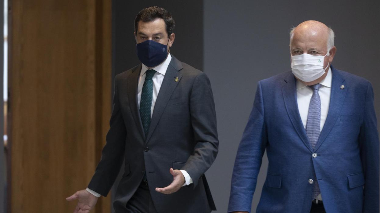 El presidente de la Junta junto al consejero de Salud y Familias, a su llegada a la reunión del Comité Técnico de Salud Pública