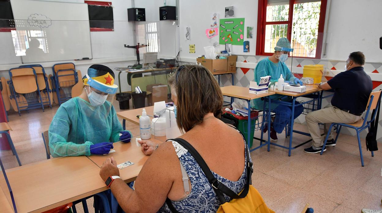 Varias enfermeras realizan las pruebas del Covid-19 en un Instituto de Educación Secundaria en Almería