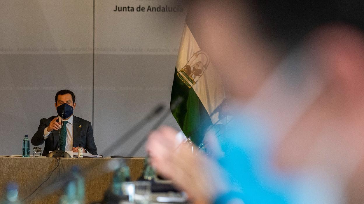 El presidente de la Junta, Juanma Moreno, durante la reunión con el comité de expertos que estudió el lunes las medidas