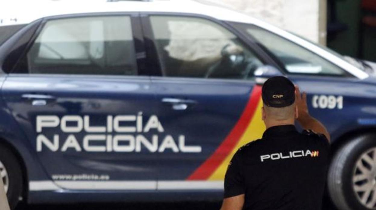 Un agente de la Policía Nacional
