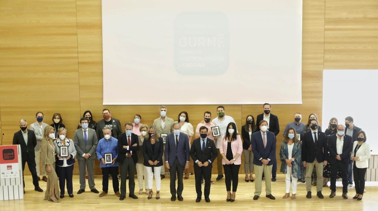 Galardonados y autoridades durante la entrega de premios