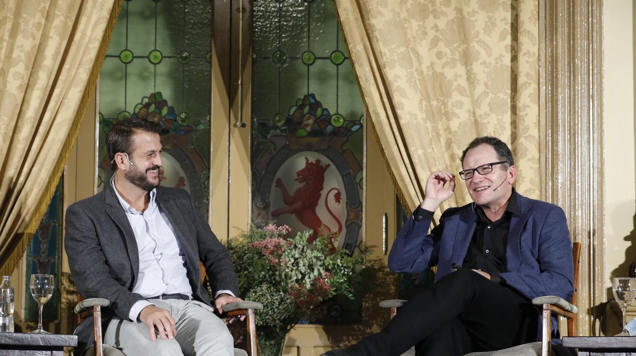 Juan Fernández-Miranda y José María Nieto, en su ooloquio en el Real Círculo de la Amistad