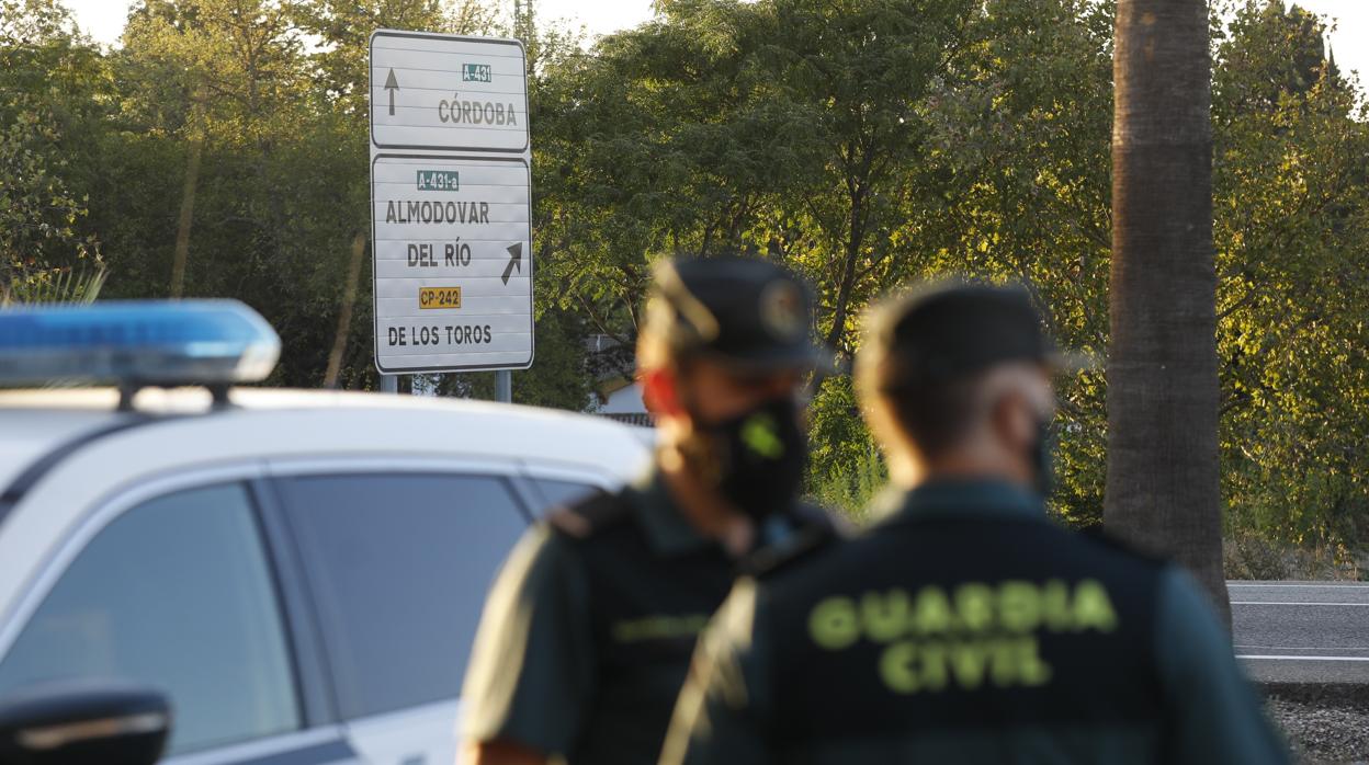Agentes de la Guardia Civil en la entrada de Almodóvar