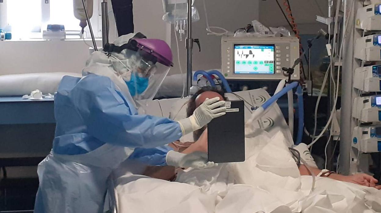 Sanitario en una UCI atiende a un paciente