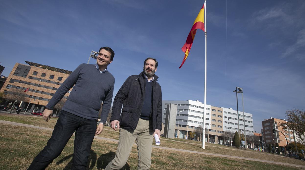 El alcalde de Córdoba, José María Bellido, con el presidente del PP en Córdoba, Adolfo Molina, y la bandera de España