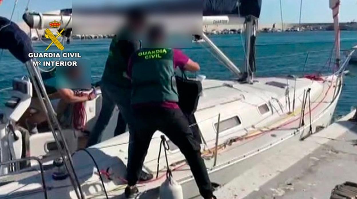 Uno de los veleros cargados de hachís incautados a la banda