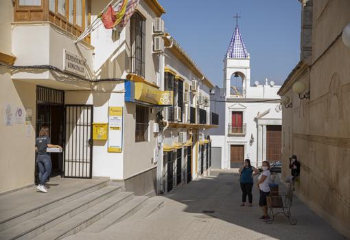 Algunos ciudadanos en la localidad de Casariche