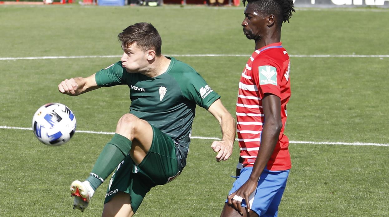Berto Espeso, ante Marong, autor del gol del Recreativo Granada